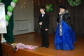 На сцене несменные ведущие школьных праздников Лиза Ковтун и Андрюша Волобуев.