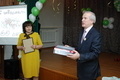 Владимир Васильевич Резниченко, исполняющий обязанности председателя Баглейского районного совета вручает ценный подарок школе.